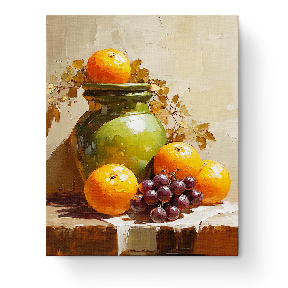 Ein prachtvolles Stillleben mit kräftigen Orangen und Trauben vor einem grünen Topf. Fruchtige Harmonie von miicreative - Malen nach Zahlen Kit, ideal für kreative Entspannung.