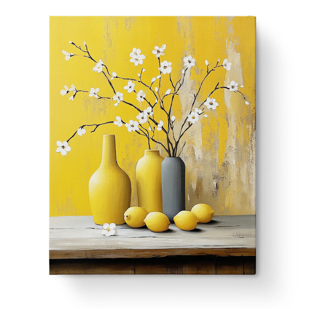 Ein Bild des 'Blüten und Zitronen - Still Life' Malen nach Zahlen Kits von miicreative. Gelbe und graue Vasen mit weißen Blüten vor gelbem Hintergrund. Fördert Achtsamkeit und Kreativität.