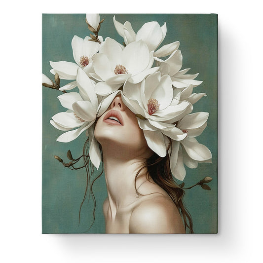 Ein kunstvolles Bild von Magnolienblüten, kunstvoll den Kopf einer Frau bedeckend. Titel: Magnolienzauber - Floral Women von miicreative. Fördert Achtsamkeit und Kreativität. Malen nach Zahlen fixer Kit enthalten.