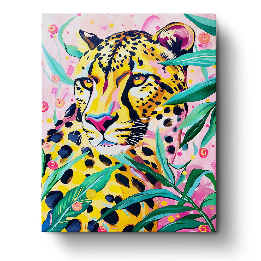 Leuchtendes, abstraktes Bild eines Jaguars mit kräftigen Farben und grünen Blättern. Produkt: Leuchtender Jaguar - Abstract Animals, Marke: miicreaitve. Perfekt für Achtsamkeit und Kreativität.