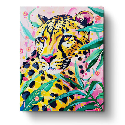 Leuchtendes, abstraktes Bild eines Jaguars mit kräftigen Farben und grünen Blättern. Produkt: Leuchtender Jaguar - Abstract Animals, Marke: miicreaitve. Perfekt für Achtsamkeit und Kreativität.